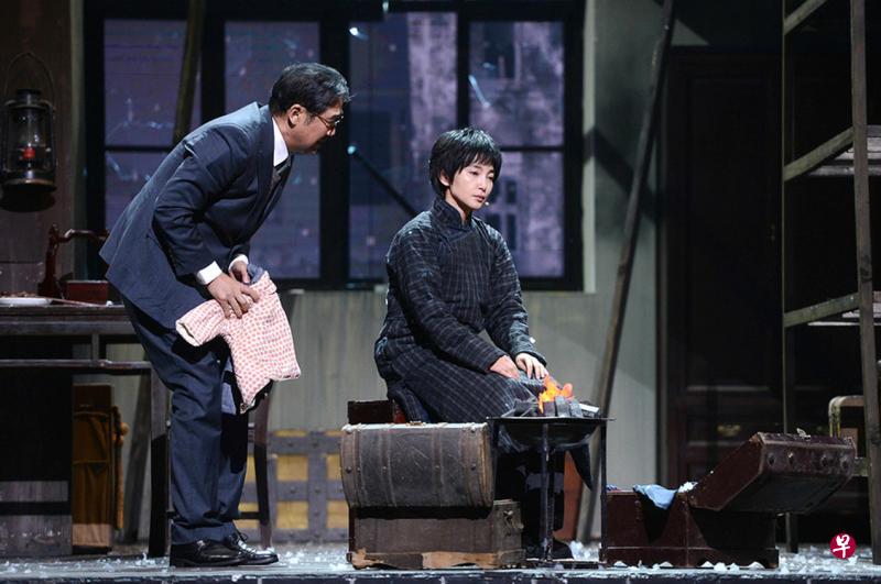 李冰冰(右)与张国立演出以南京大屠杀为背景的《阁楼》夺冠。 李冰冰(右)与张国立演出以南京大屠杀为背景的《阁楼》夺冠。