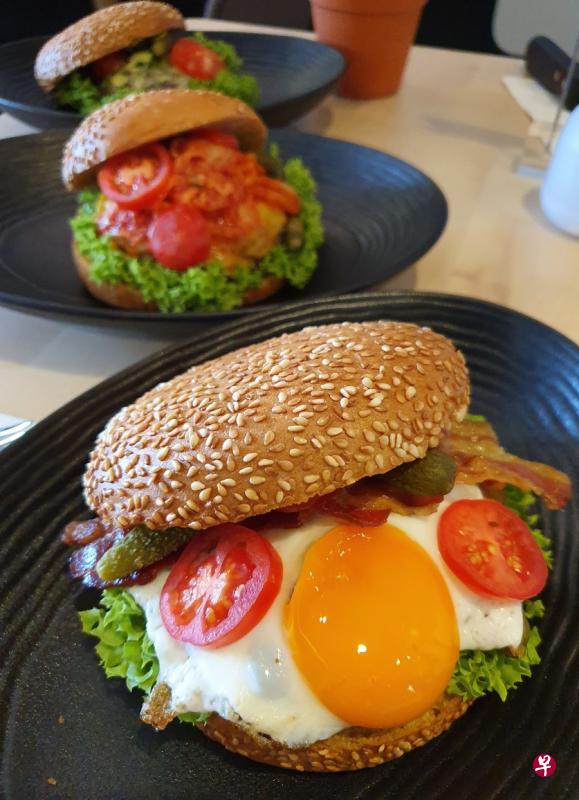 Hangover Burger以半熟荷包蛋及酒浸甜洋葱搭配牛肉饼。(陈爱薇摄) Hangover Burger以半熟荷包蛋及酒浸甜洋葱搭配牛肉饼。(陈爱薇摄)