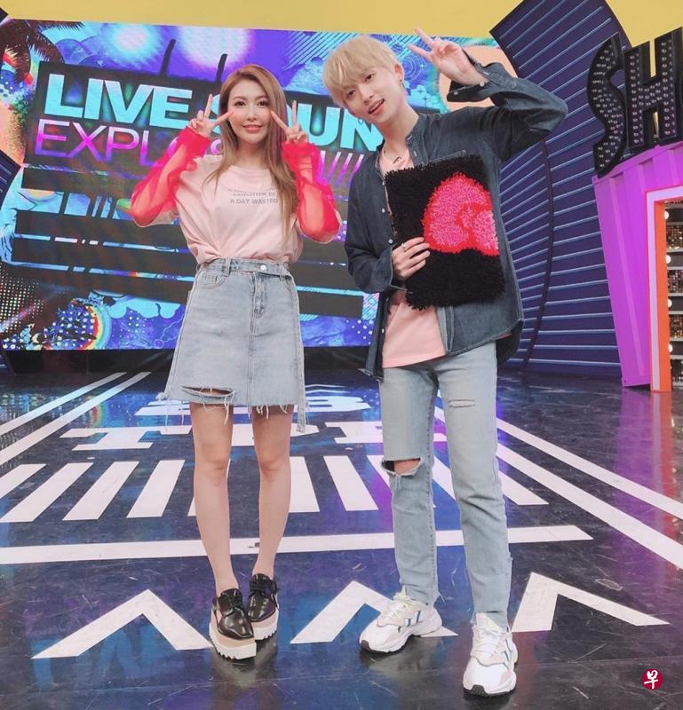 邱锋泽(右)近月为台湾节目《娱乐百分百》代班主持。左为简恺乐。(IG图) 邱锋泽(右)近月为台湾节目《娱乐百分百》代班主持。左为简恺乐。(IG图)