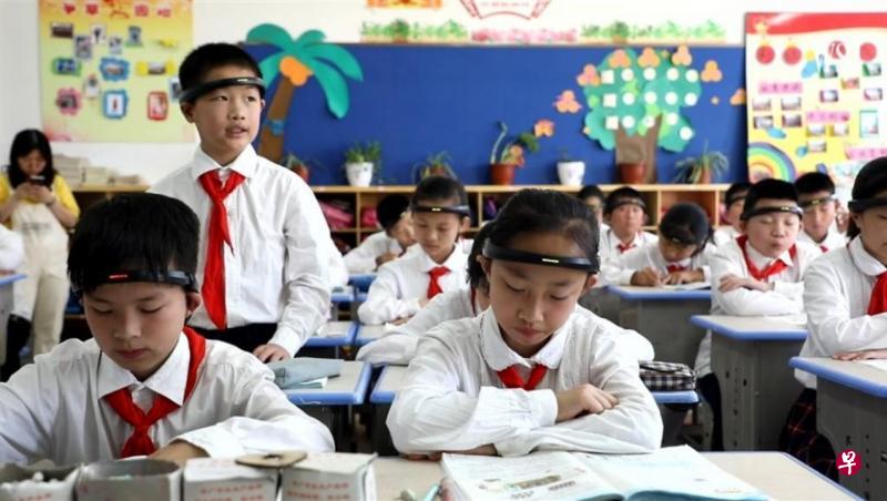 浙江金华一所小学引进智慧头环,上课时让学生佩戴以监测他们的专注度。(互联网) 浙江金华一所小学引进智慧头环,上课时让学生佩戴以监测他们的专注度。(互联网)