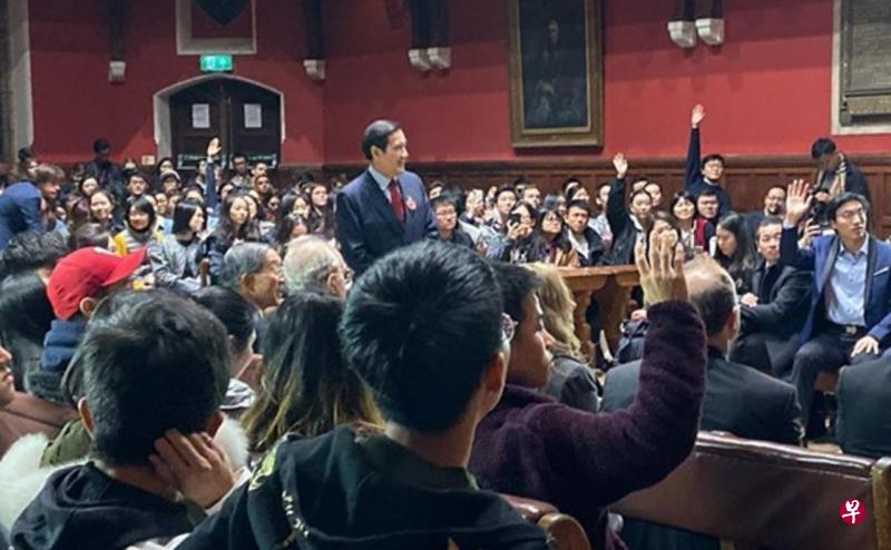 台湾前总统马英九(中间站立者)当地时间31日在牛津辩论社发表演讲。(马英九面簿) 台湾前总统马英九(中间站立者)当地时间31日在牛津辩论社发表演讲。(马英九面簿)