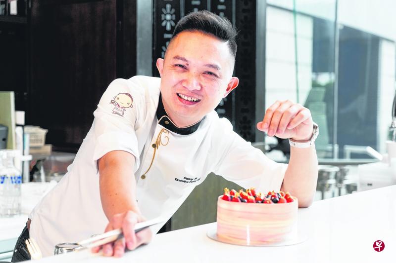 何维城3岁时在电视上看到厨师制作甜品,长大后觉得那是一份可以带来温暖的职业,后来终于如愿成为一名顶级甜品师。(香港唯港荟酒店提供) 何维城3岁时在电视上看到厨师制作甜品,长大后觉得那是一份可以带来温暖的职业,后来终于如愿成为一名顶级甜品师。(香港唯港荟酒店提供)