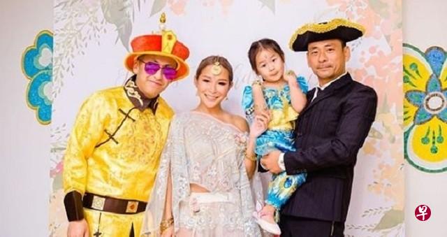 洗米华(右)为洗米嫂(左二)庆祝39岁生日。 洗米华(右)为洗米嫂(左二)庆祝39岁生日。
