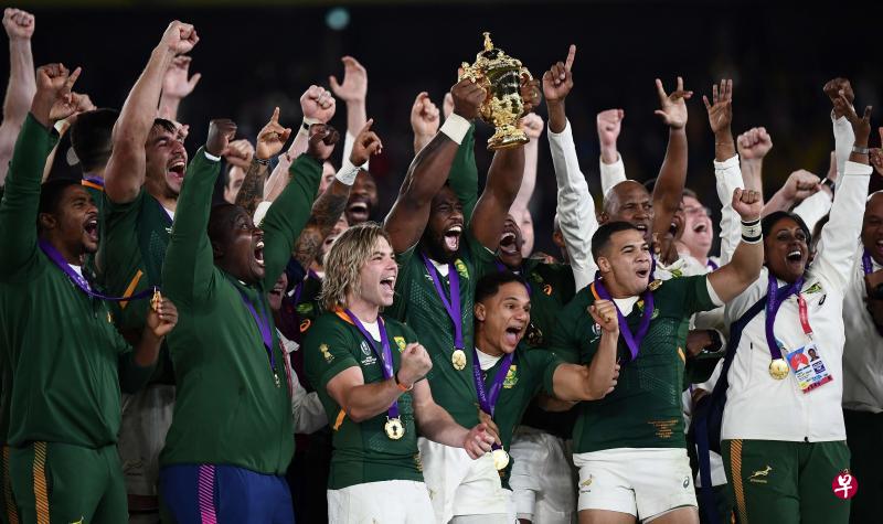 南非队开心庆祝球队第三次在世界杯橄榄球赛夺冠。(法新社) 南非队开心庆祝球队第三次在世界杯橄榄球赛夺冠。(法新社)