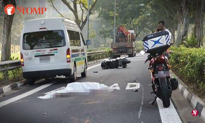 电单车疑似与罗厘发生碰撞,骑士不幸身亡。(STOMP) 电单车疑似与罗厘发生碰撞,骑士不幸身亡。(STOMP)