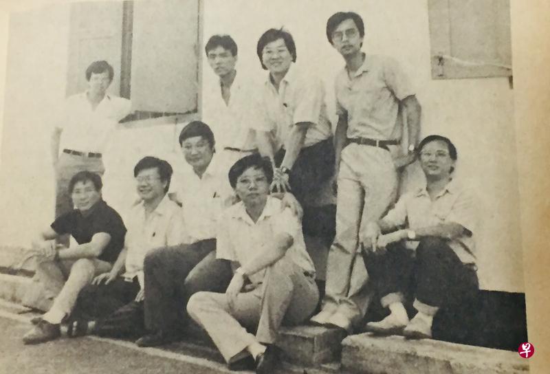 1988年,一票人谈完《七月流火》诗乐演唱会筹备事宜,在小坡后巷的一堵老墙前合影,右二站立着的是杜文贤。(作者提供) 1988年,一票人谈完《七月流火》诗乐演唱会筹备事宜,在小坡后巷的一堵老墙前合影,右二站立着的是杜文贤。(作者提供)