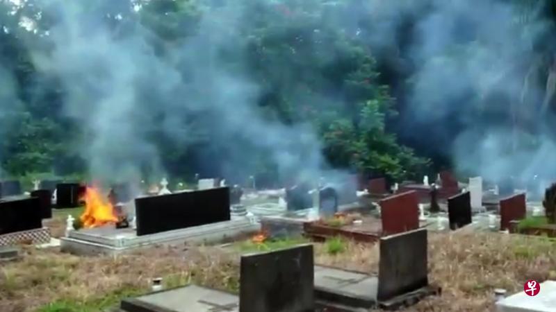 蔡厝港基督教坟场周六早上发生火患,疑有人在坟场点燃蜡烛追思祖先,结果火苗烧到杂草,火势一发不可收拾,冒出大量浓烟。(受访者提供) 蔡厝港基督教坟场周六早上发生火患,疑有人在坟场点燃蜡烛追思祖先,结果火苗烧到杂草,火势一发不可收拾,冒出大量浓烟。(受访者提供)