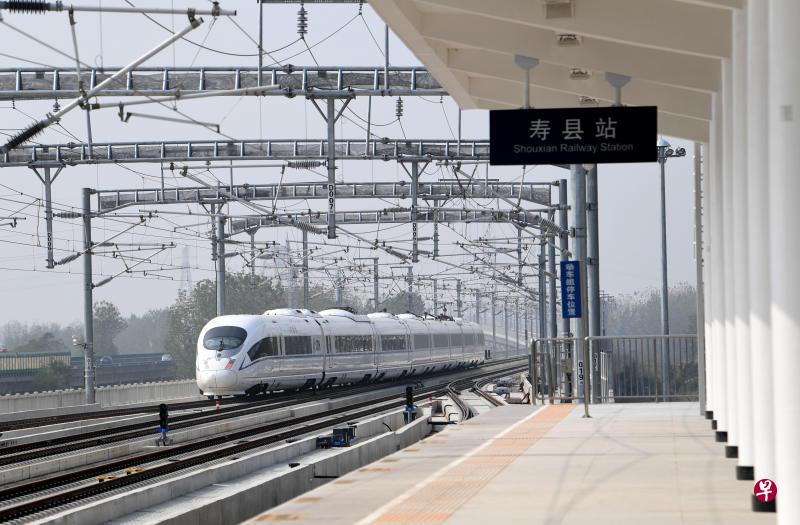 高铁档案照。商合杭高铁商合段与郑阜高铁上海局管段10月24日开始运行试验,图为一辆试运行列车驶出商合杭高铁寿县站。(新华社) 高铁档案照。商合杭高铁商合段与郑阜高铁上海局管段10月24日开始运行试验,图为一辆试运行列车驶出商合杭高铁寿县站。(新华社)