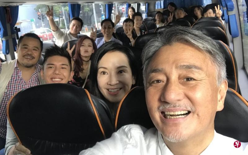 吴岱融(右)与《牛下女高音》剧组合照,他赞扬这是自己少数喜爱的剧本。(吴岱融提供) 吴岱融(右)与《牛下女高音》剧组合照,他赞扬这是自己少数喜爱的剧本。(吴岱融提供)