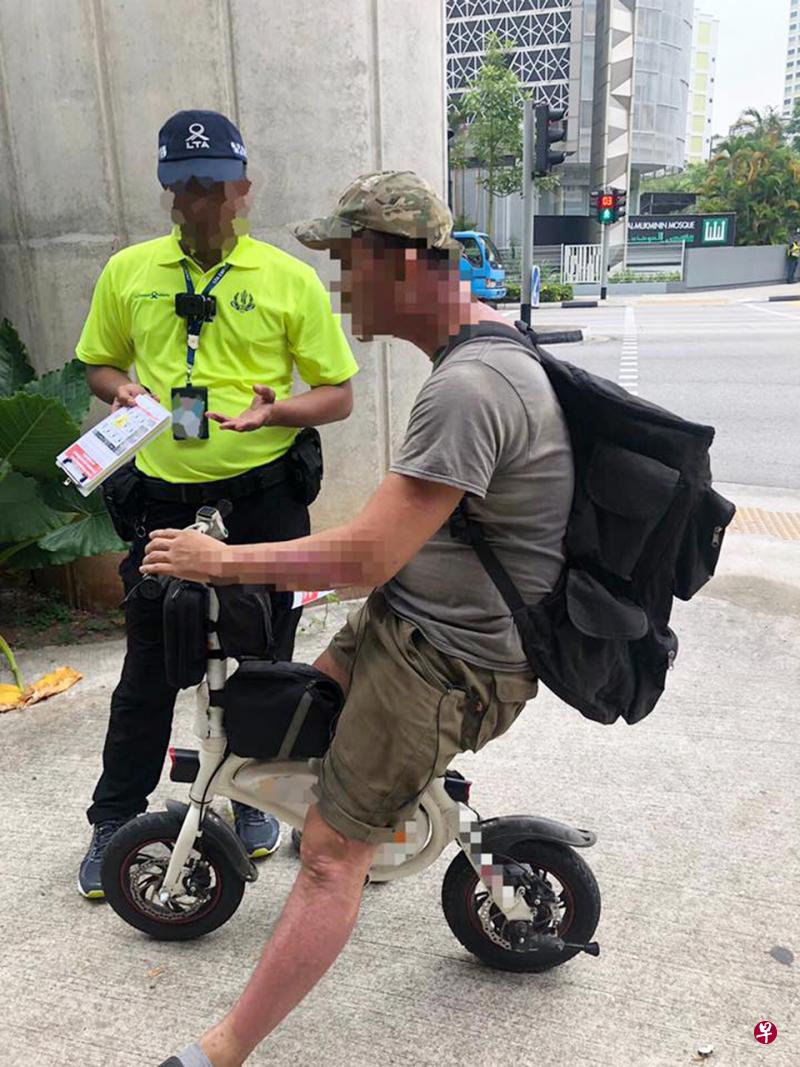 陆路交通管理局执法人员星期二到宏茂桥、大巴窑和裕廊等区巡逻,向在人行道骑行的电动踏板车用户发出警告。(取自陆交局面簿) 陆路交通管理局执法人员星期二到宏茂桥、大巴窑和裕廊等区巡逻,向在人行道骑行的电动踏板车用户发出警告。(取自陆交局面簿)
