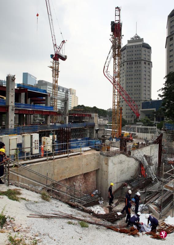 位于惹兰陈笃生的工地昨早发生意外导致一死一伤,人力部正在调查此事。现场可见弯曲的起重机吊杆,右下角是救护人员准备搬运当场被砸死的客工,斜坡上散布掉落的铁条。(王彦燕摄) 位于惹兰陈笃生的工地昨早发生意外导致一死一伤,人力部正在调查此事。现场可见弯曲的起重机吊杆,右下角是救护人员准备搬运当场被砸死的客工,斜坡上散布掉落的铁条。(王彦燕摄)