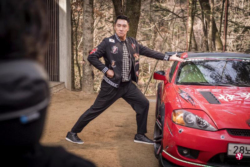 赵震雄在《完美男人》里扮演面恶心善的黑帮流氓,靠听音乐投入角色。(邵氏提供) 赵震雄在《完美男人》里扮演面恶心善的黑帮流氓,靠听音乐投入角色。(邵氏提供)