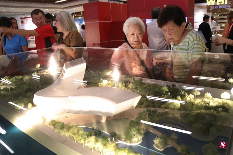 文琼妹(右二)和朋友在建国先贤纪念园模型展第一天专程到IMM商场参观,之后还给自己喜欢的作品投票。(陈来福摄) 文琼妹(右二)和朋友在建国先贤纪念园模型展第一天专程到IMM商场参观,之后还给自己喜欢的作品投票。(陈来福摄)