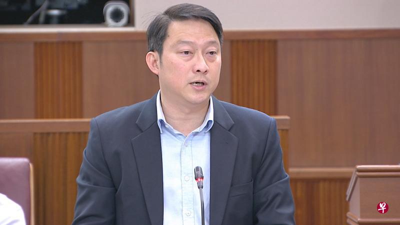 交通部兼卫生部高级政务部长蓝彬明医生在国会上说:配合新禁令,执法人员会增加,当局也会同基层组织合作,在个别社区组成更多巡逻小组。(gov.sg截图) 交通部兼卫生部高级政务部长蓝彬明医生在国会上说:配合新禁令,执法人员会增加,当局也会同基层组织合作,在个别社区组成更多巡逻小组。(gov.sg截图)