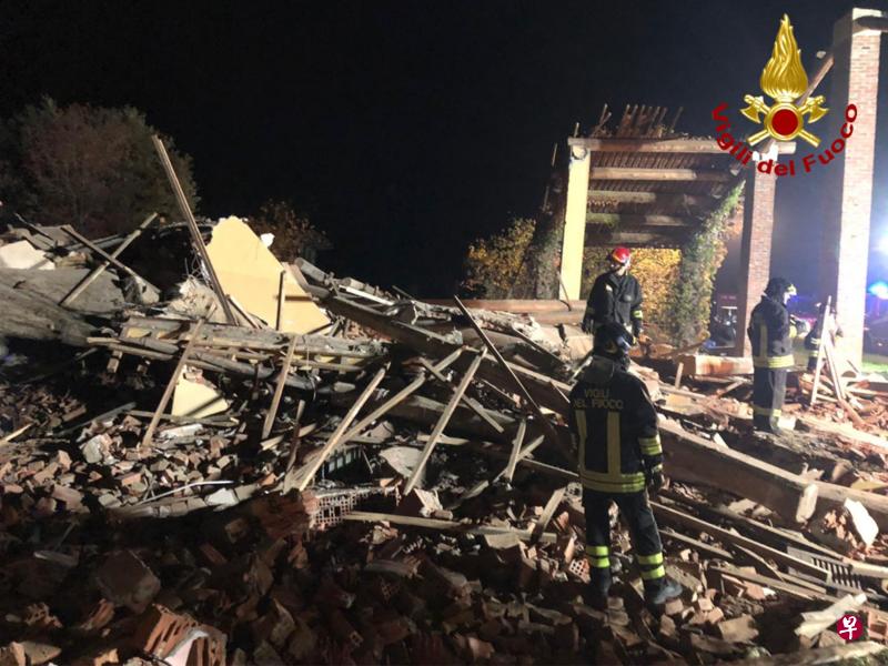 消防员正在扑灭一个废弃农场建筑发生的爆炸事故时,突然发生了爆炸,结果造成整栋建筑物坍塌。(法新社) 消防员正在扑灭一个废弃农场建筑发生的爆炸事故时,突然发生了爆炸,结果造成整栋建筑物坍塌。(法新社)