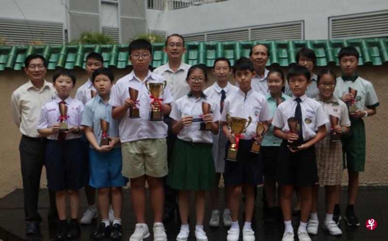 小学组获奖者与评判和颁奖嘉宾在双文化园合照。(南华中学提供) 小学组获奖者与评判和颁奖嘉宾在双文化园合照。(南华中学提供)