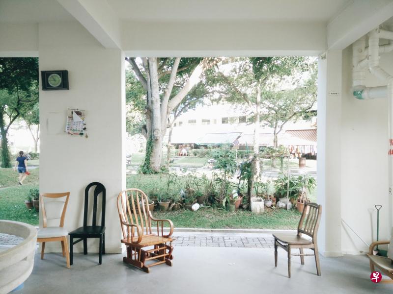 各式椅子为组屋底层增添温馨居家氛围。 各式椅子为组屋底层增添温馨居家氛围。