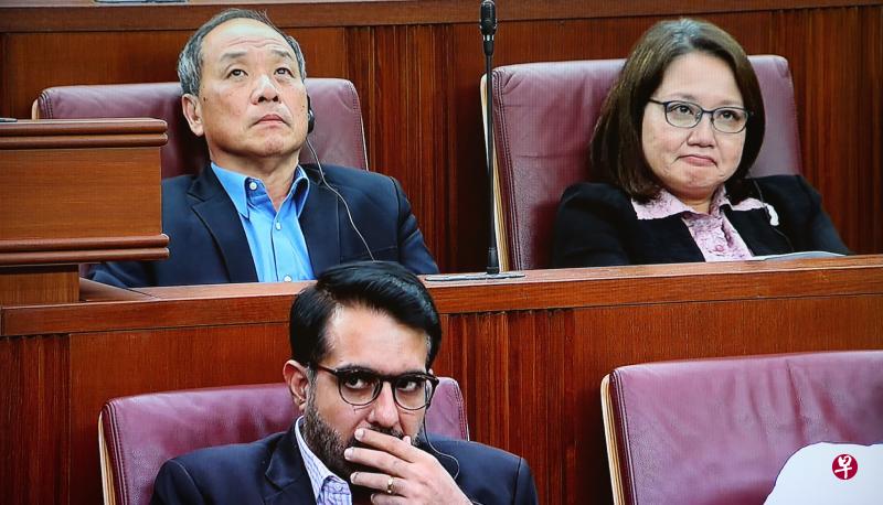 “诚信动议”激辩四个小时,工人党秘书长毕丹星(前排)步步为营,等到人民行动党议员都发言之后才回应,党主席林瑞莲(后排右)多次起身要求行动党澄清。前秘书长刘程强则是全程不发一言。(gov.sg截图) “诚信动议”激辩四个小时,工人党秘书长毕丹星(前排)步步为营,等到人民行动党议员都发言之后才回应,党主席林瑞莲(后排右)多次起身要求行动党澄清。前秘书长刘程强则是全程不发一言。(gov.sg截图)