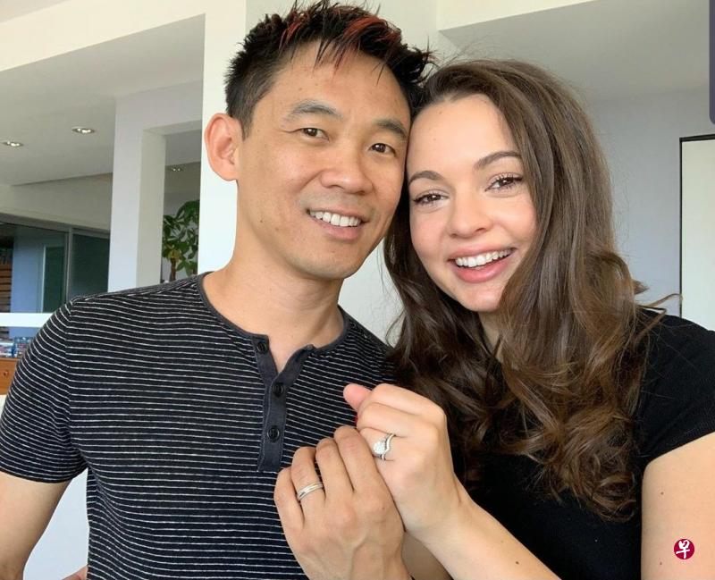 温子仁(左)与英格丽比苏在IG晒出婚戒放闪。(IG图) 温子仁(左)与英格丽比苏在IG晒出婚戒放闪。(IG图)