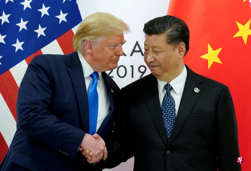 美国总统特朗普(左)与中国国家主席习近平(右)原定在11月中举行的亚太经济合作会议(APEC)领袖会议场边会谈进行会晤,并签署临时贸易协议,但这项峰会临时取消。图为两名领导人今年6月29日在大阪主办的二十国集团(G20)领导人第十四次峰会上见面。(路透社) 美国总统特朗普(左)与中国国家主席习近平(右)原定在11月中举行的亚太经济合作会议(APEC)领袖会议场边会谈进行会晤,并签署临时贸易协议,但这项峰会临时取消。图为两名领导人今年6月29日在大阪主办的二十国集团(G20)领导人第十四次峰会上见面。(路透社)