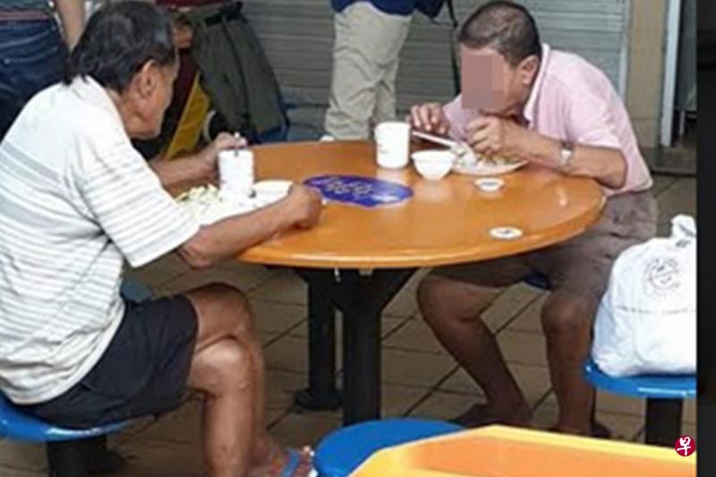 鸡饭摊老板透露,他瞄到老哥哥(右)右脚的拖鞋一边断了,就把刚买的凉鞋脱下来给他穿,打烊后自己赤脚搭地铁回家。(受访者提供) 鸡饭摊老板透露,他瞄到老哥哥(右)右脚的拖鞋一边断了,就把刚买的凉鞋脱下来给他穿,打烊后自己赤脚搭地铁回家。(受访者提供)