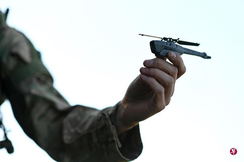 英军使用的微型无人机“黑色大黄蜂纳米”(Black Hornet Nano)。(路透社) 英军使用的微型无人机“黑色大黄蜂纳米”(Black Hornet Nano)。(路透社)