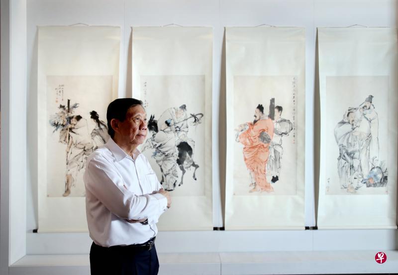 陈之初儿子陈玉仪等了16年，再次看到香雪庄完整展出。背后为任伯年的《八仙》。