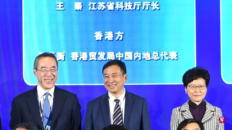 英国《金融时报》不久前引述消息人士称,北京正计划撤换香港特首林郑月娥(右),委任“临时特首”,获考虑的人选包括唐英年(左)。图为两人11月2日在南京出席第二届苏港融合发展峰会,站在中间的是江苏省副省长樊金龙。(中通社) 英国《金融时报》不久前引述消息人士称,北京正计划撤换香港特首林郑月娥(右),委任“临时特首”,获考虑的人选包括唐英年(左)。图为两人11月2日在南京出席第二届苏港融合发展峰会,站在中间的是江苏省副省长樊金龙。(中通社)