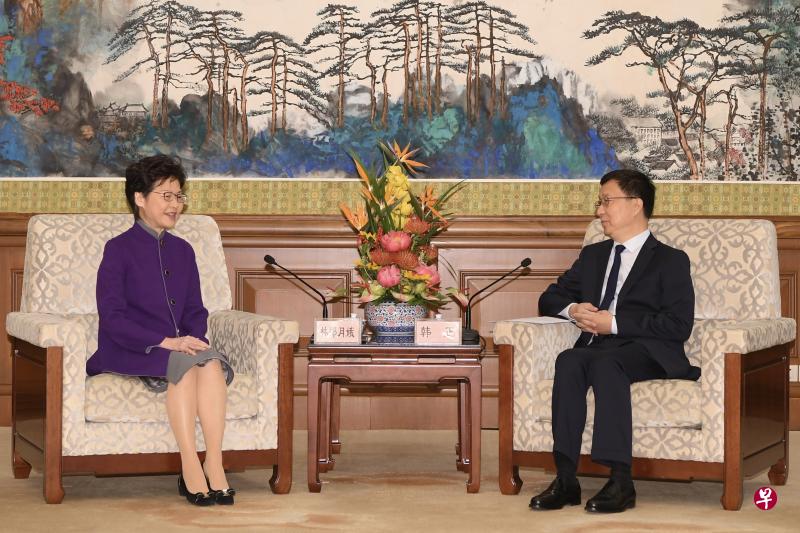 中国副总理韩正(右)昨天在北京钓鱼台国宾馆与香港特首林郑月娥会面。(中新社) 中国副总理韩正(右)昨天在北京钓鱼台国宾馆与香港特首林郑月娥会面。(中新社)