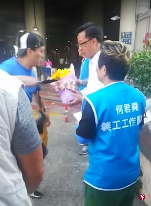 一名男子昨早佯装支持者向香港立法会议员何君尧献花,随后从包中掏出刀刺向他的左胸。这张视频截图显示,男子持刀刺向何君尧的瞬间。(中通社) 一名男子昨早佯装支持者向香港立法会议员何君尧献花,随后从包中掏出刀刺向他的左胸。这张视频截图显示,男子持刀刺向何君尧的瞬间。(中通社)