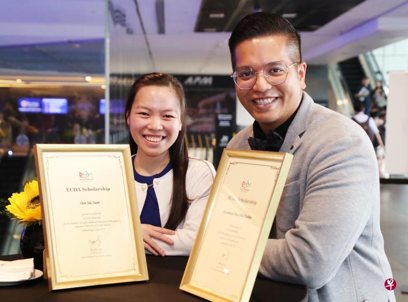 学前教育工作者温小萱(左)和莫哈默艾杰对幼教工作充满热忱,目前在幼儿培育署奖学金的资助下进修相关课程。(陈来福摄) 学前教育工作者温小萱(左)和莫哈默艾杰对幼教工作充满热忱,目前在幼儿培育署奖学金的资助下进修相关课程。(陈来福摄)