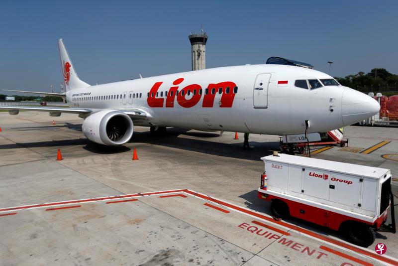 狮航一架波音737 MAX 8客机停在雅加达市郊苏卡诺-哈达国际机场。(路透社) 狮航一架波音737 MAX 8客机停在雅加达市郊苏卡诺-哈达国际机场。(路透社)