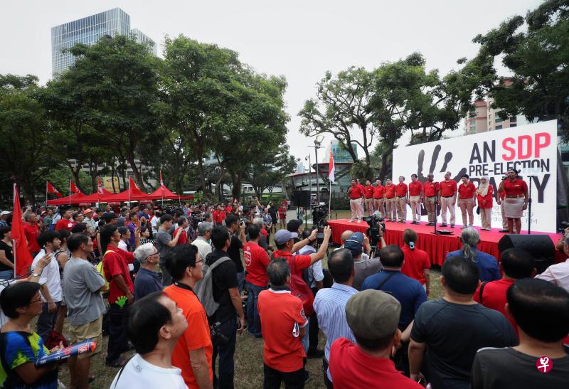 10月19日,新加坡民主党在芳林公园举办选前群众大会,强调该党将以反对增税(消费税、水电交通费等起价),预期1000万人口政策和公积金等课题,作为主要议题挑战执政党。(档案照) 10月19日,新加坡民主党在芳林公园举办选前群众大会,强调该党将以反对增税(消费税、水电交通费等起价),预期1000万人口政策和公积金等课题,作为主要议题挑战执政党。(档案照)