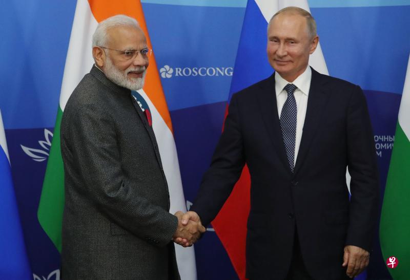 9月4日,印度总理莫迪(左)出席东方经济论坛并访问俄罗斯期间,与俄罗斯总统普京(右)会面。(法新社) 9月4日,印度总理莫迪(左)出席东方经济论坛并访问俄罗斯期间,与俄罗斯总统普京(右)会面。(法新社)