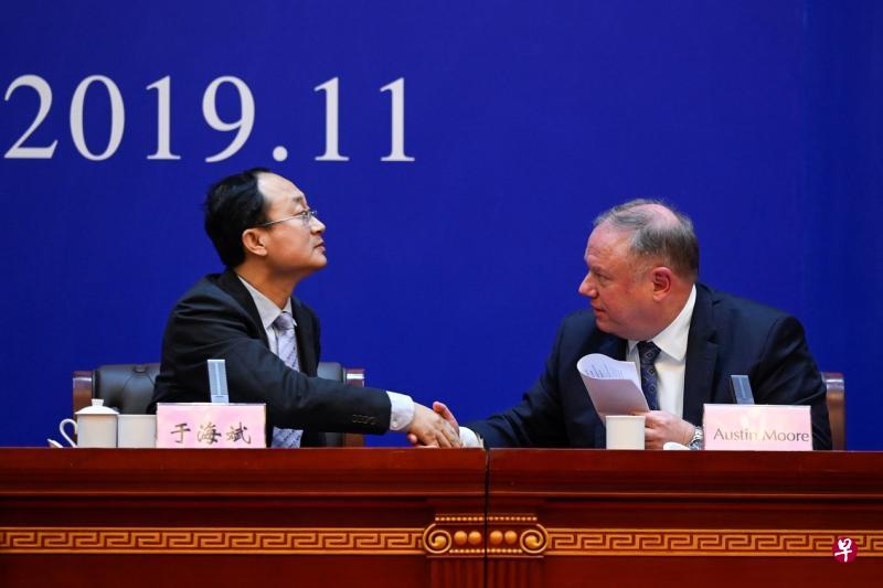 中国国家禁毒委员会办公室副主任于海斌(左)和美国国土安全部移民海关执法局驻北京办事处参赞摩尔,昨天在记者会上通报案件详情,并握手致意。(法新社) 中国国家禁毒委员会办公室副主任于海斌(左)和美国国土安全部移民海关执法局驻北京办事处参赞摩尔,昨天在记者会上通报案件详情,并握手致意。(法新社)