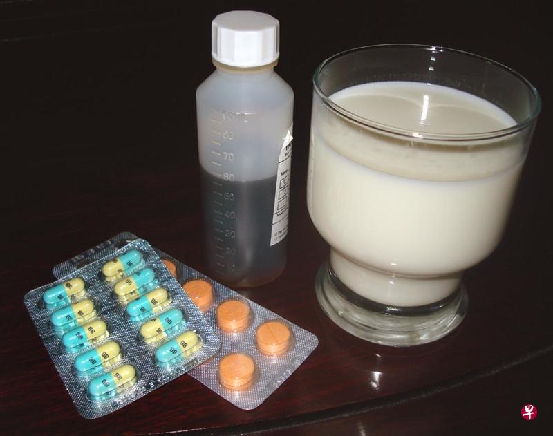 药物不宜以牛奶、果汁等吞服。(档案照) 药物不宜以牛奶、果汁等吞服。(档案照)