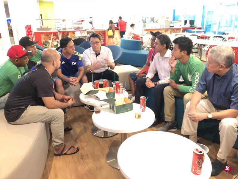 交通部兼卫生部高级政务部长蓝彬明医生(中)与受影响的送餐员讲解新的援助配套。(唐家鸿摄) 交通部兼卫生部高级政务部长蓝彬明医生(中)与受影响的送餐员讲解新的援助配套。(唐家鸿摄)