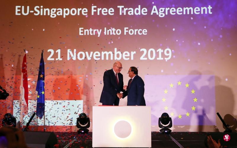 通讯及新闻部长易华仁(右)和候任欧盟委员会贸易专员霍根(左)今晚在欧新自贸协定晚宴上宣布,欧盟-新加坡自由贸易协定(EUSFTA)已获得欧盟理事会批准,将于本月21日生效。(刘启成摄) 通讯及新闻部长易华仁(右)和候任欧盟委员会贸易专员霍根(左)今晚在欧新自贸协定晚宴上宣布,欧盟-新加坡自由贸易协定(EUSFTA)已获得欧盟理事会批准,将于本月21日生效。(刘启成摄)