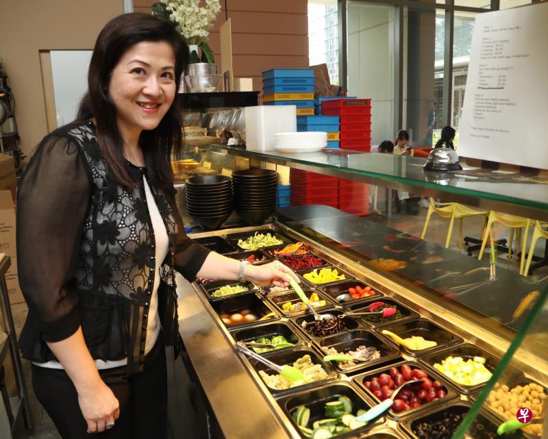 替代性地中海饮食能有效预防老年认知障碍,杜克—国大医学院的许恩佩教授说,国人无须完全效仿西方人的饮食习惯,只要摄取同样食物群组内的食物即可。(饶进礼摄) 替代性地中海饮食能有效预防老年认知障碍,杜克—国大医学院的许恩佩教授说,国人无须完全效仿西方人的饮食习惯,只要摄取同样食物群组内的食物即可。(饶进礼摄)