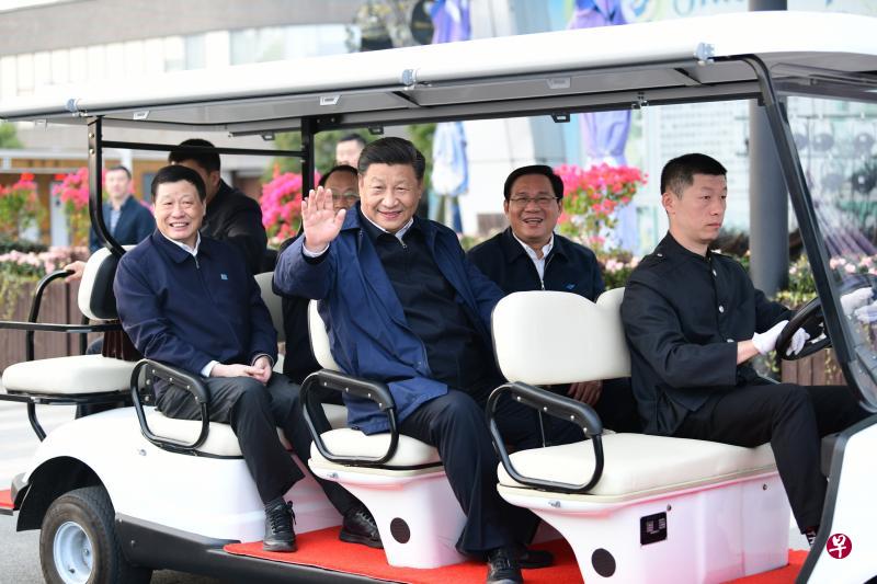 中共中央办公厅主任丁薛祥强调,中共提出的“两个维护”,首先是要维护总书记习近平的核心地位。图为习近平(右三)11月2日在上海考察调研。(新华社) 中共中央办公厅主任丁薛祥强调,中共提出的“两个维护”,首先是要维护总书记习近平的核心地位。图为习近平(右三)11月2日在上海考察调研。(新华社)