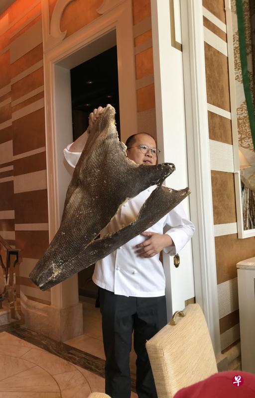 谭国锋师傅手拿一张比较小的龙趸皮。(Andy Ho提供) 谭国锋师傅手拿一张比较小的龙趸皮。(Andy Ho提供)