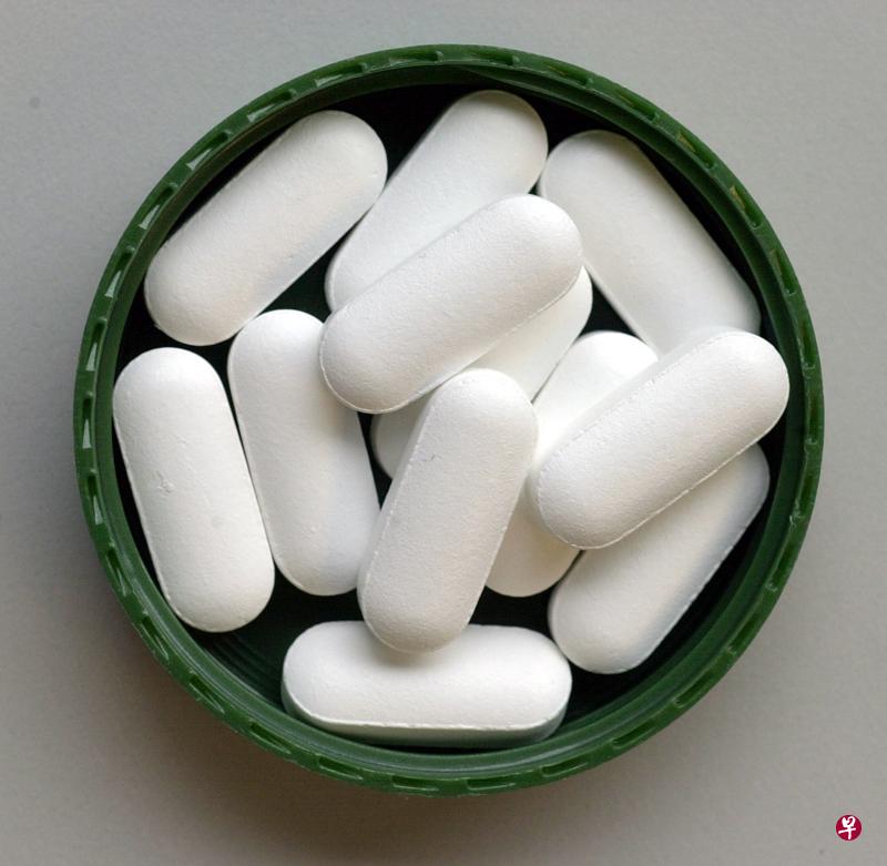 钙片若和一些抗生素同服用,会影响药物吸收。(档案照) 钙片若和一些抗生素同服用,会影响药物吸收。(档案照)