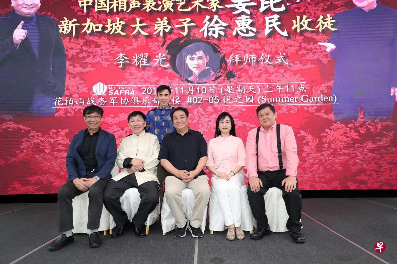 （左起）邱胜扬、徐惠民、姜昆、颜贵娟、黄家强与李耀光（后排）欢乐合影。