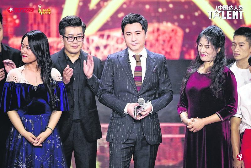 沈腾(左二)首次担任《中国达人秀》第六季的梦想观察员。(互联网) 沈腾(左二)首次担任《中国达人秀》第六季的梦想观察员。(互联网)