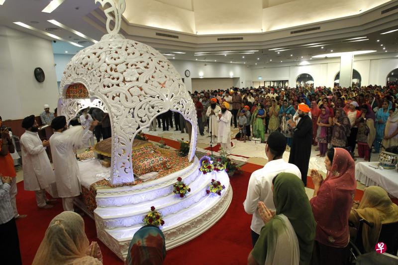 锡克教祭司在圣坛与圣典之前,与信徒们一起祈祷神明的庇佑(档案照) 锡克教祭司在圣坛与圣典之前,与信徒们一起祈祷神明的庇佑(档案照)