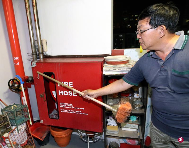 民防部队发声明指出,若检查时再发现类似违例情况,市镇会将得面对罚款,甚至可能被起诉。图为居民告诉记者事发时发现消防栓上锁。(严宣融摄) 民防部队发声明指出,若检查时再发现类似违例情况,市镇会将得面对罚款,甚至可能被起诉。图为居民告诉记者事发时发现消防栓上锁。(严宣融摄)