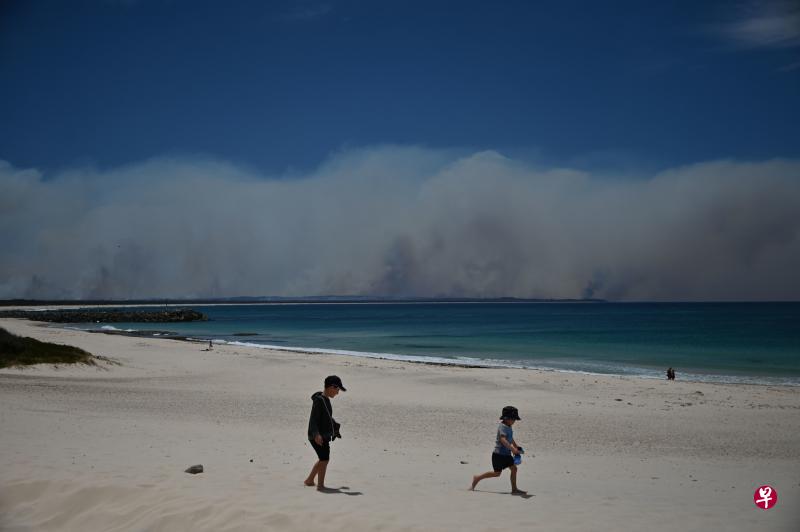 在悉尼以北300公里外的福斯特沿海地区,不断蔓延的林火失控,浓烟笼罩天空,如同筑起一道高高的烟墙。(法新社) 在悉尼以北300公里外的福斯特沿海地区,不断蔓延的林火失控,浓烟笼罩天空,如同筑起一道高高的烟墙。(法新社)