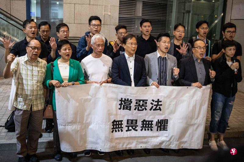 香港民主派立法会议员梁耀忠(前排左三起)、郭家麒和范国威昨天到湾仔香港警察总部接受预约拘捕前,与其他民主派议员一起会见媒体。(法新社) 香港民主派立法会议员梁耀忠(前排左三起)、郭家麒和范国威昨天到湾仔香港警察总部接受预约拘捕前,与其他民主派议员一起会见媒体。(法新社)