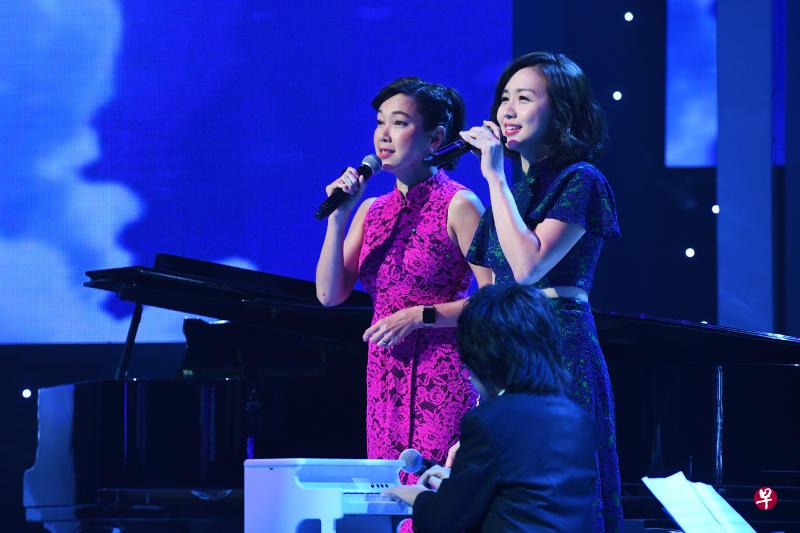 昨晚钟琴、陈毓芸再度携手合唱,向《总统星光慈善》发起人,前总统王鼎昌致敬。 (照片由新传媒提供) 昨晚钟琴、陈毓芸再度携手合唱,向《总统星光慈善》发起人,前总统王鼎昌致敬。 (照片由新传媒提供)
