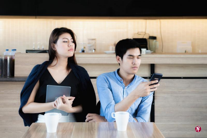 夫妻手机不设置密码,是相信彼此,还是认定对方不会心生疑惑。(iStock图片) 夫妻手机不设置密码,是相信彼此,还是认定对方不会心生疑惑。(iStock图片)